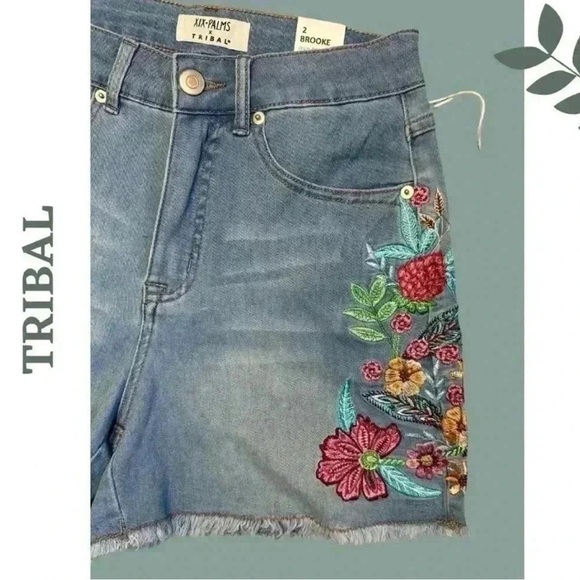 Tribal Brooke Girlfriend Shorts w/Embroidery Sky Blue
5395XX-4798-0293 Denim - Picture 3 of 8